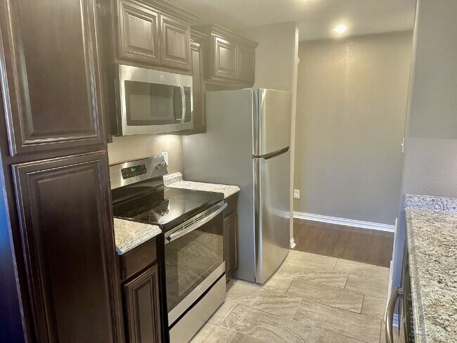 Building Photo - 35 Gore Ln