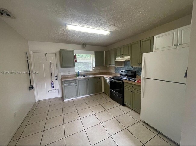 Building Photo - 817 King Orange Dr