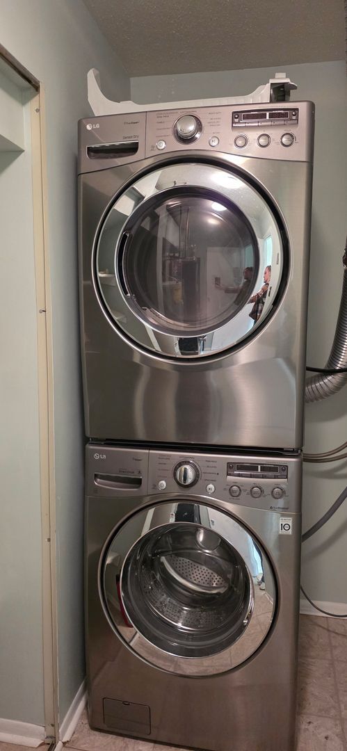 Building Photo - 3 Level Townhome Located in Silver Spring