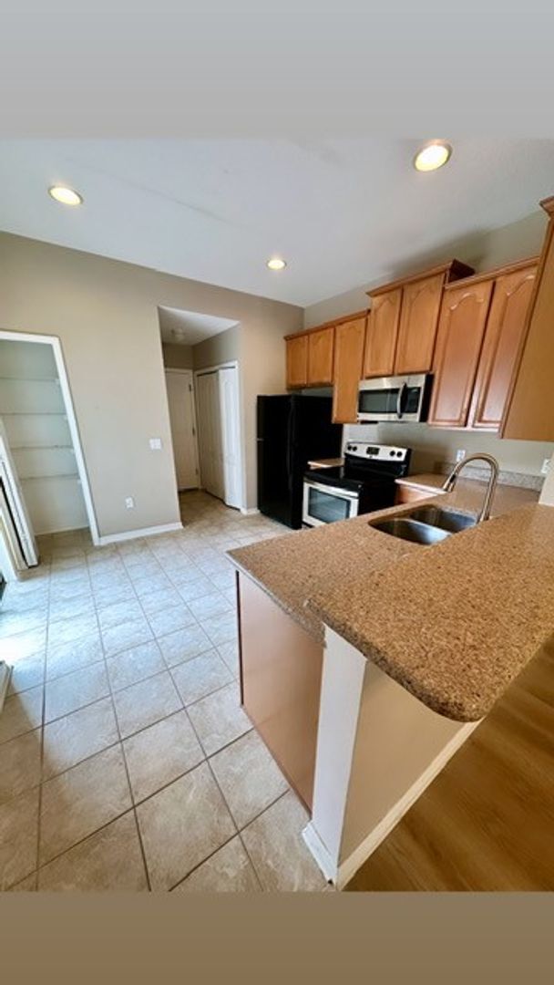 Building Photo - 3/2 with loft Windermere Town home in Summerport! 2 car garage! June 10, 2026!