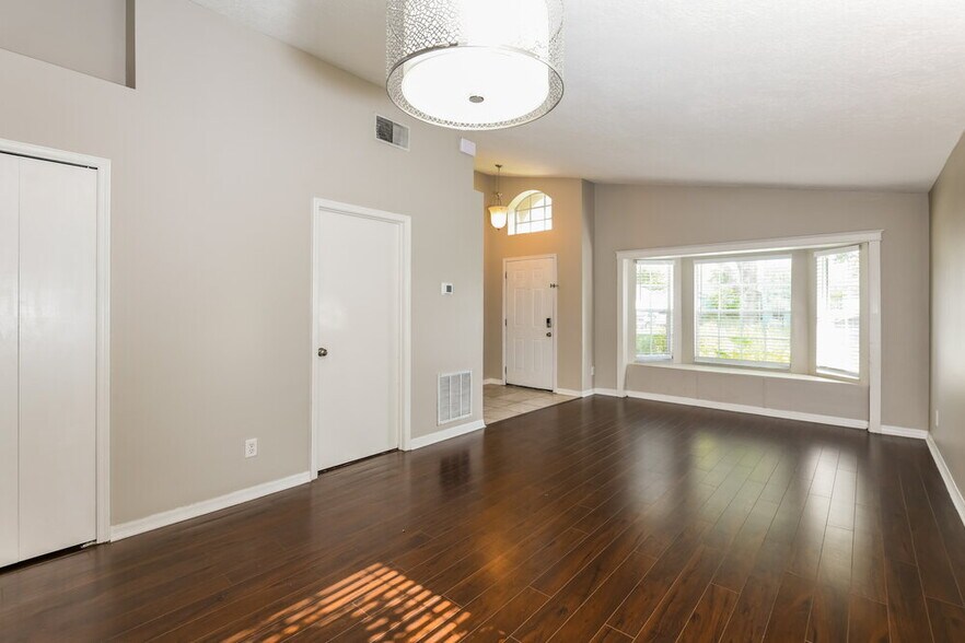 Building Photo - 13611 Glasser Ave