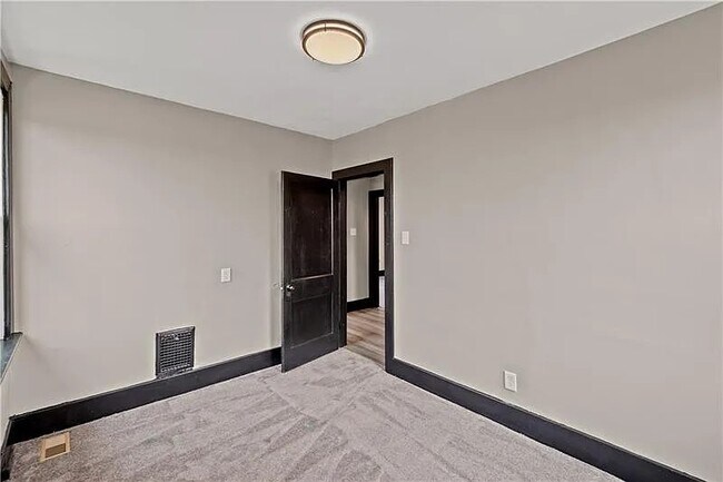 Building Photo - 61 Mainsgate St