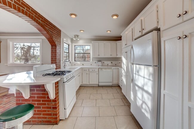 Building Photo - 4 Bed | 2 Bath in Midtown!