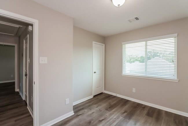 Building Photo - 3102 Same Way