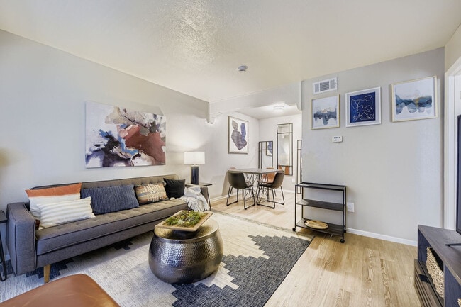 Building Photo - Paddock on Park Row