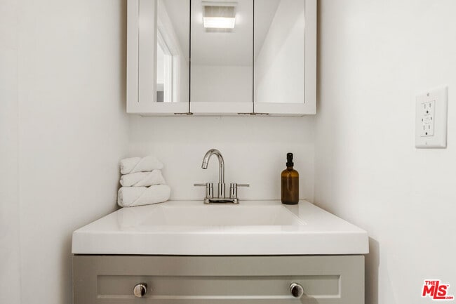 Building Photo - 917 N Curson Ave