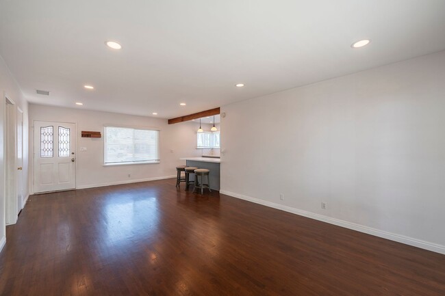 Building Photo - Beautiful Hawthorne Rental In Hollyglen!