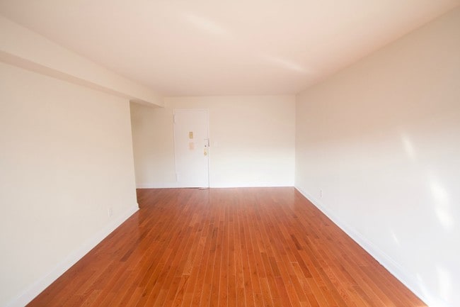 Building Photo - 200 W Kingsbridge Rd