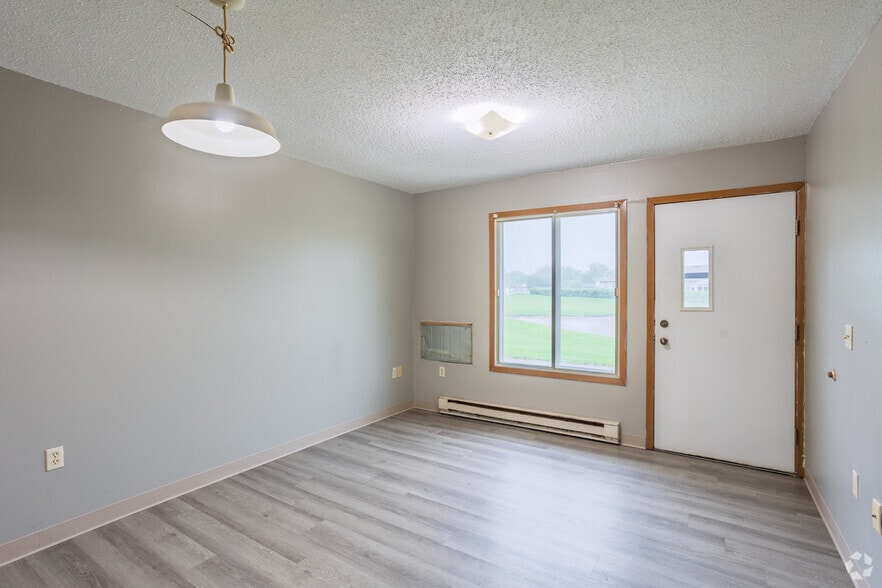 1BR, 1BA - 650SF - Living Room - Praireview Manor