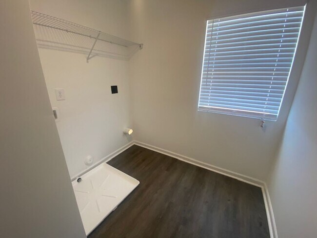 Building Photo - Lincoln Townhome - Coming Soon!