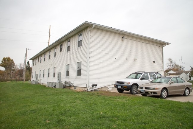 Building Photo - 117 Railroad St