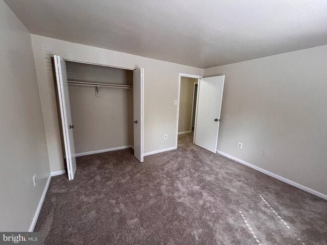 Building Photo - 13 Dinsdale Ct