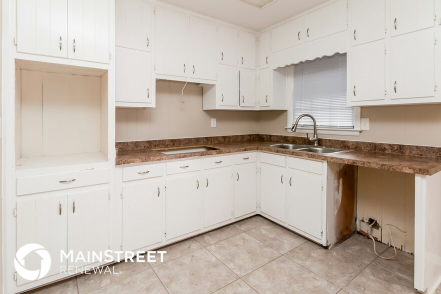 Building Photo - 892 Oak Dr