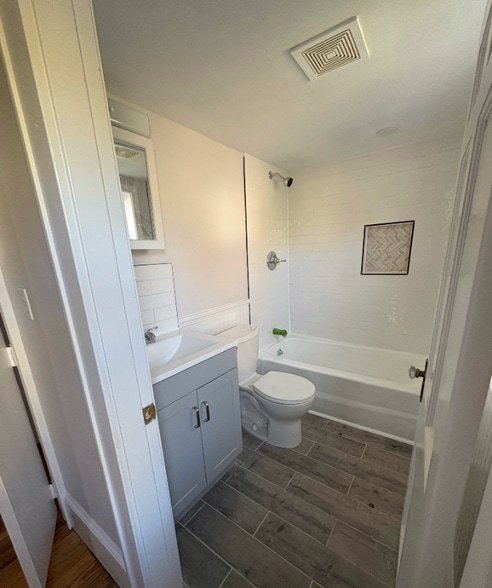 Building Photo - 891 Mammoth Rd