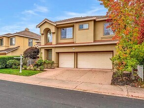 Building Photo - Spacious 4 bedroom, 2.5 bath home in gated community!