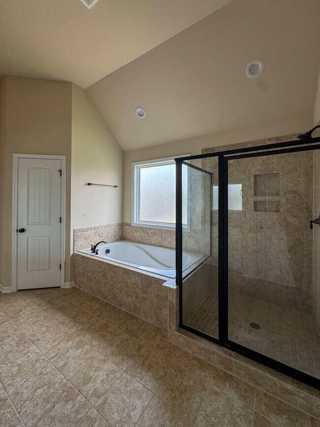Building Photo - Stunning 5 Bed 4.5 Bath Fayetteville Home with Fenced Yard