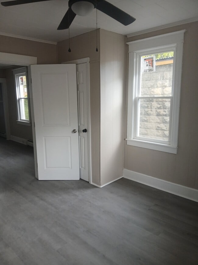 Building Photo - 27-29-29 Tracy St