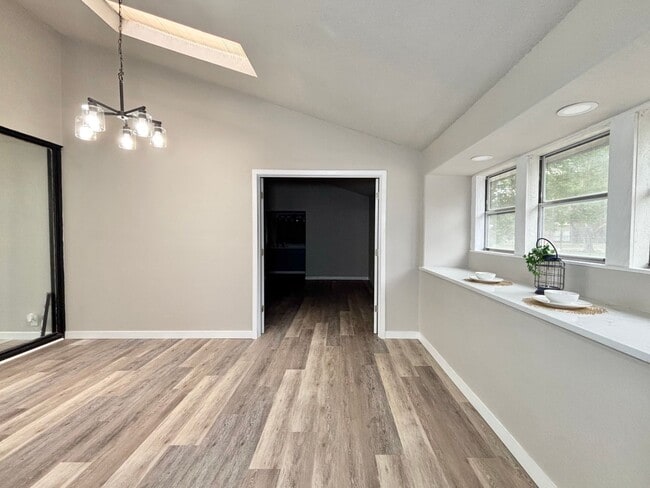 Building Photo - 5202 Metcalf-
