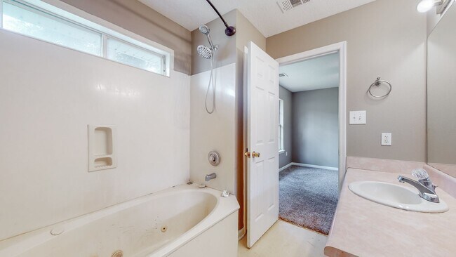 Building Photo - 3 Bedroom 2 Bathroom Home - Hope Creek Subdivision - Richmond Hill