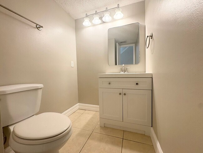Building Photo - Fantastic 3 BR Lake Mary Home with vaulted...