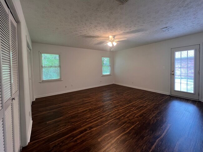 Building Photo - 107 Ledyard Dr