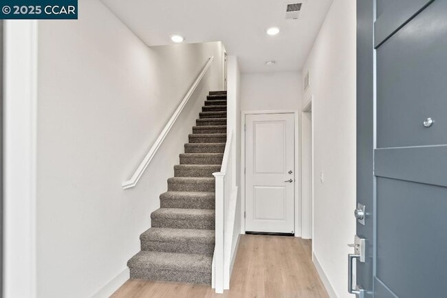 Building Photo - 725 Delve Ct