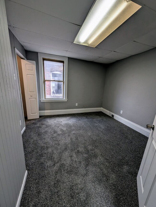 Building Photo - Freshly Remodeled 3 Bedroom House