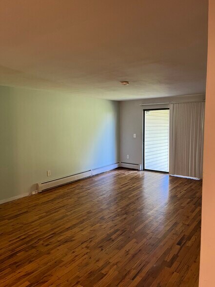Building Photo - 12 Carillon Dr