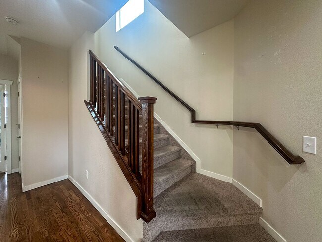 Building Photo - This 4bd home is waiting for you!