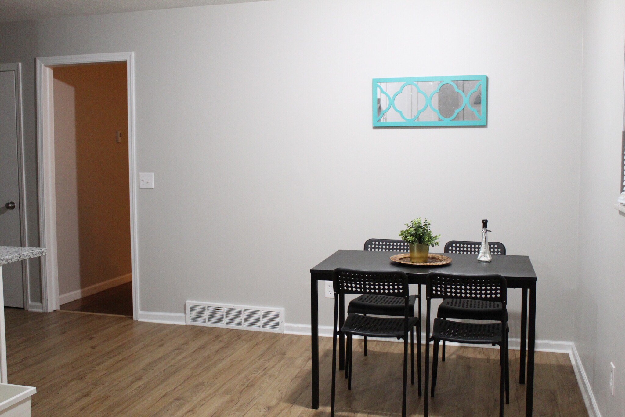 Building Photo - 891 S Weyant Ave