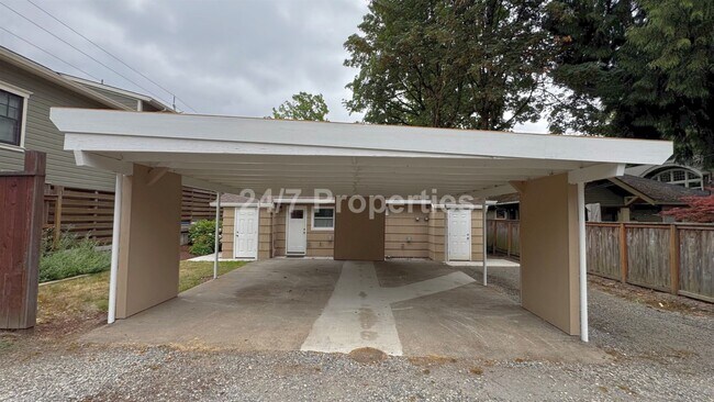 Building Photo - Remodeled 2 BD | 1BA Duplex - First Edition Lake Oswego