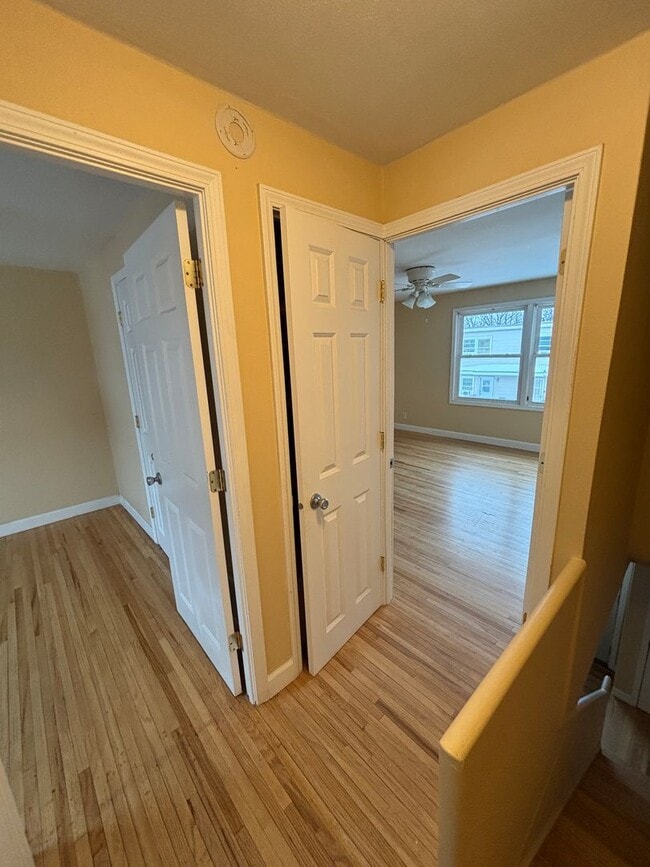 Building Photo - 2 Bedroom 1 Bathroom Townhouse for Rent!