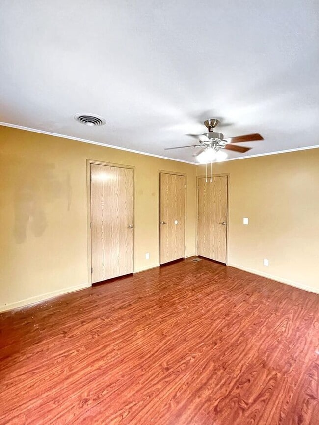 Building Photo - Charming 4-Bedroom Home in a Convenient Lo...