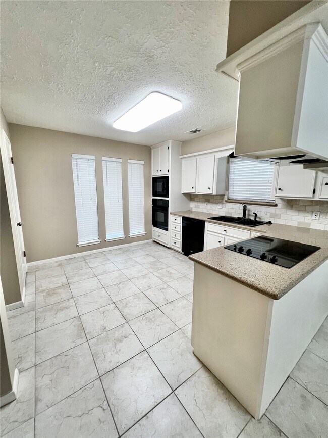 Building Photo - 17527 Forest Mist Dr