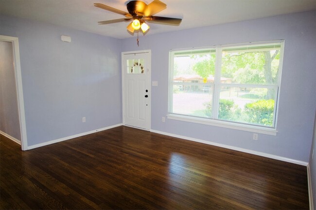 Building Photo - 231 Addax Dr