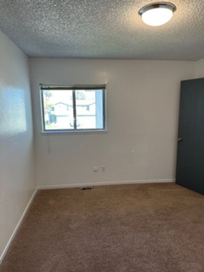 Building Photo - 3 Bed, 2.5 bath home in Carson City, Avail...