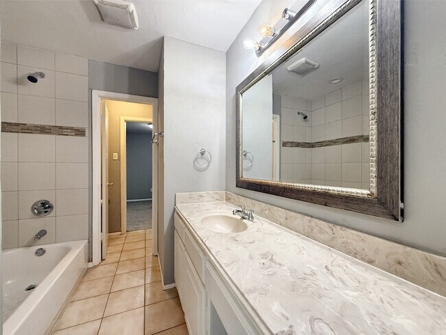 Building Photo - 405 Peninsula Dr