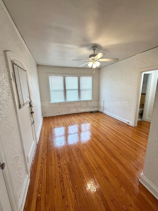 Interior Photo - 7334-40 Forsyth Blvd