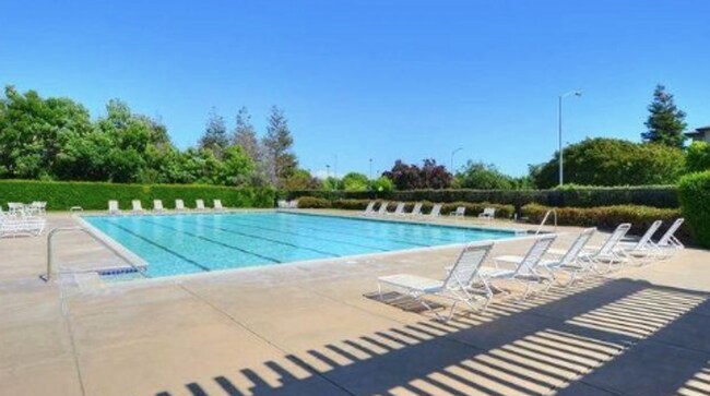 Building Photo - Open Single-Family 3Bed/2.5BA Home Mere Mi...