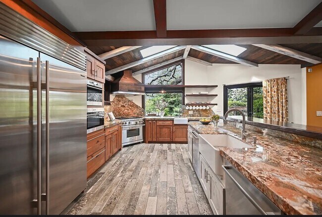 Building Photo - 6 Bed 4 Bath In Alamo