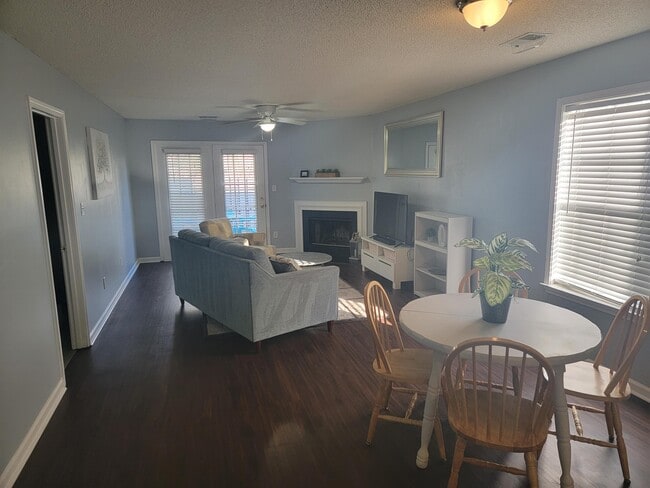 Building Photo - 14 Heritage Village Ln