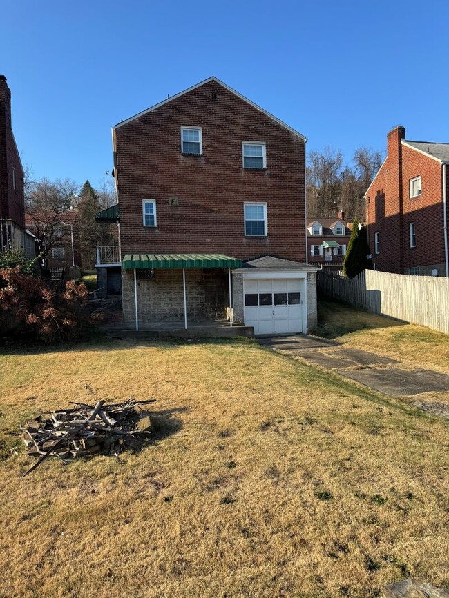 Building Photo - Updated 3 Bed 1 Bath House on Quiet Street!!!