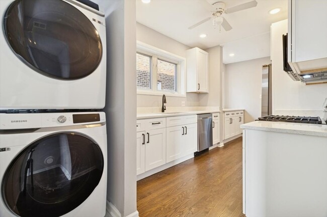 Building Photo - 6224 N Albany Ave