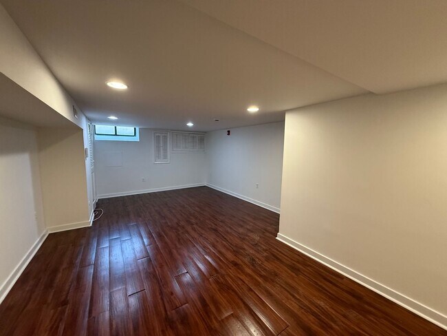 Building Photo - Newly Renovated Triplex East Passyunk