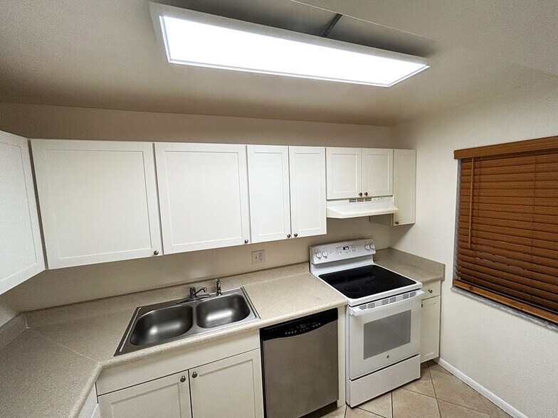 Building Photo - 2828 Tennis Club Dr