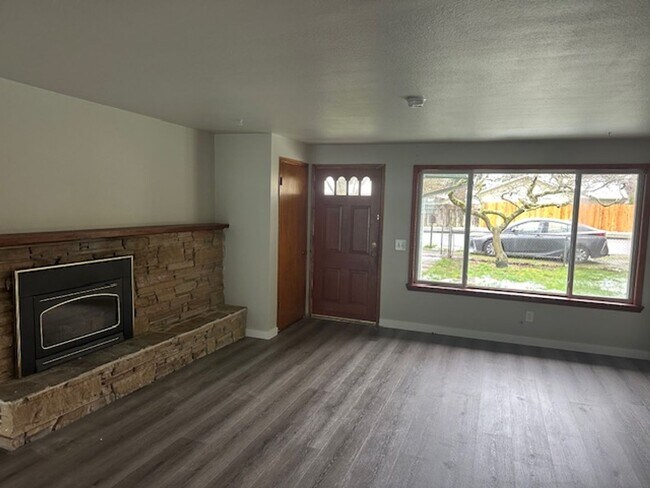 Building Photo - Lightly Updated 4 Bed Everett Home w/ Large Detached Garage/Workshop!