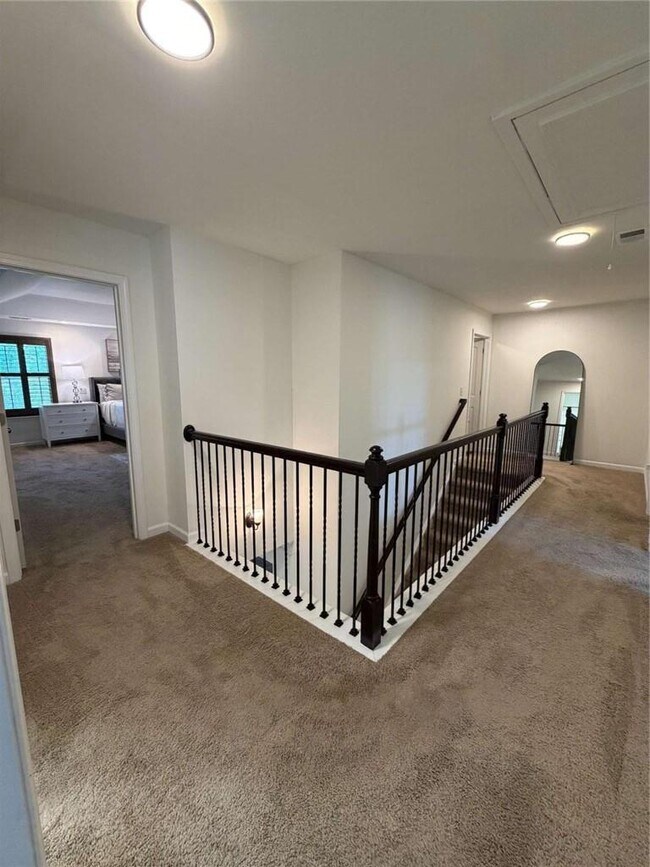 Building Photo - 838 Pine Ln