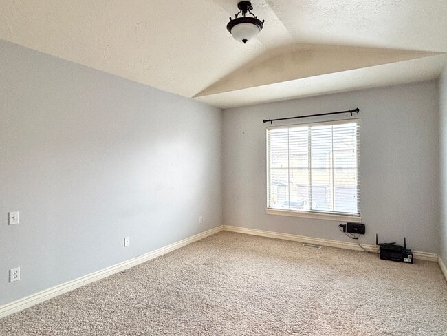 Building Photo - Lovely Townhome at Cottages on Ninth!