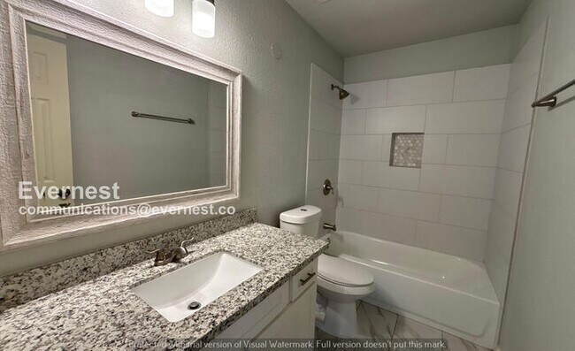 Building Photo - 3 Bed, 2 Bath Home with Fenced Yard & Garage / Pet-Friendly /Now Available!