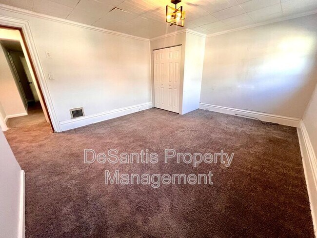 Building Photo - 210 18th St